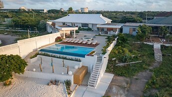 Beachfront Villa w Pool Sleeps 16 Dining Tub