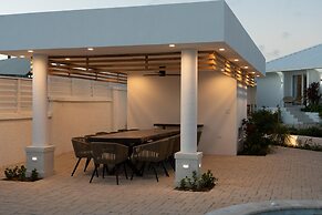 Beachfront Villa w Pool Sleeps 16 Dining Tub