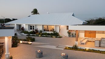 Beachfront Villa w Pool Sleeps 16 Dining Tub