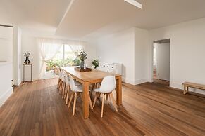 Beachfront Villa w Pool Sleeps 16 Dining Tub