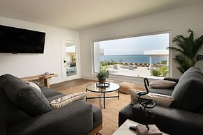 Beachfront Villa w Pool Sleeps 16 Dining Tub