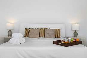 Beachfront Villa w Pool Sleeps 16 Dining Tub