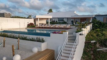 Beachfront Villa w Pool Sleeps 16 Dining Tub