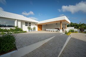 Beachfront Villa w Pool Sleeps 16 Dining Tub