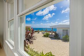 Beachfront Villa w Pool Sleeps 16 Dining Tub