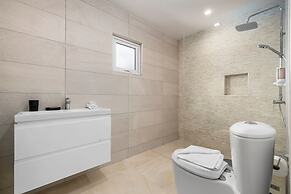 Beachfront Villa w Pool Sleeps 16 Dining Tub