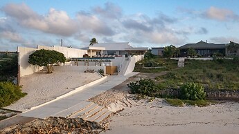 Beachfront Villa w Pool Sleeps 16 Dining Tub