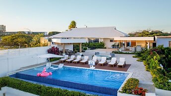 Beachfront Villa w Pool Sleeps 16 Dining Tub