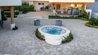 Beachfront Villa w Pool Sleeps 16 Dining Tub