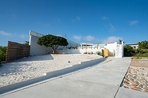 Beachfront Villa w Pool Sleeps 16 Dining Tub