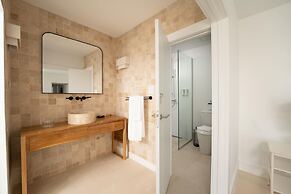 Beachfront Villa w Pool Sleeps 16 Dining Tub