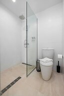 Beachfront Villa w Pool Sleeps 16 Dining Tub