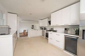 Beachfront Villa w Pool Sleeps 16 Dining Tub