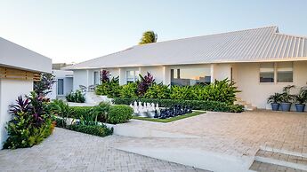 Beachfront Villa w Pool Sleeps 16 Dining Tub