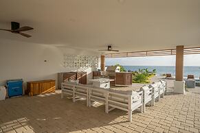 Beachfront Villa w Pool Sleeps 16 Dining Tub