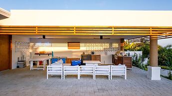 Beachfront Villa w Pool Sleeps 16 Dining Tub