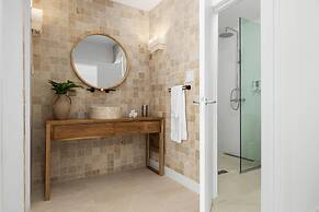 Beachfront Villa w Pool Sleeps 16 Dining Tub