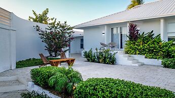 Beachfront Villa w Pool Sleeps 16 Dining Tub