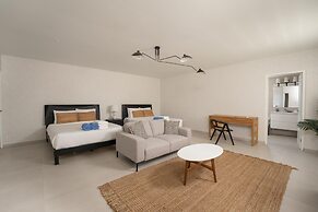 Beachfront Villa w Pool Sleeps 16 Dining Tub