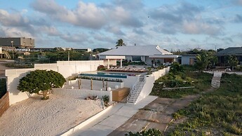 Beachfront Villa w Pool Sleeps 16 Dining Tub