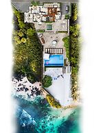 Beachfront Villa w Pool Sleeps 16 Dining Tub