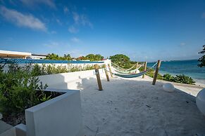 Beachfront Villa w Pool Sleeps 16 Dining Tub