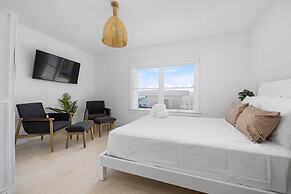 Beachfront Villa w Pool Sleeps 16 Dining Tub