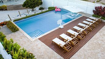 Beachfront Villa w Pool Sleeps 16 Dining Tub