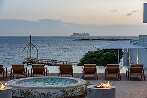 Beachfront Villa w Pool Sleeps 16 Dining Tub