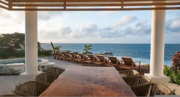 Beachfront Villa w Pool Sleeps 16 Dining Tub