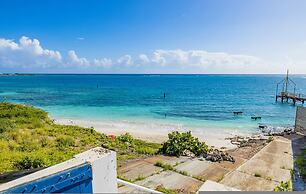 Beachfront Villa w Pool Sleeps 16 Dining Tub