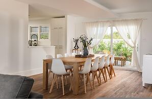 Beachfront Villa w Pool Sleeps 16 Dining Tub