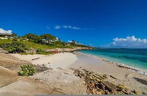 Beachfront Villa w Pool Sleeps 16 Dining Tub