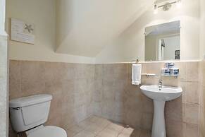 Beautiful Gold Coast Gem Pools Tennis Gym