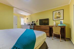 King Size Bed Studio w Pool Close to Beaches