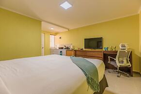 King Size Bed Studio w Pool Close to Beaches