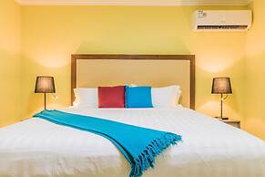 King Size Bed Studio w Pool Close to Beaches