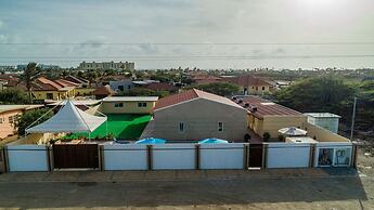 King Size Bed Studio w Pool Close to Beaches