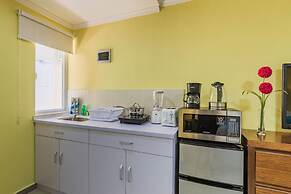 King Size Bed Studio w Pool Close to Beaches