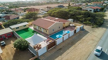 King Size Bed Studio w Pool Close to Beaches