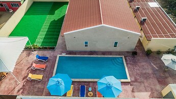 King Size Bed Studio w Pool Close to Beaches