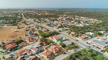 King Size Bed Studio w Pool Close to Beaches