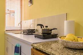 King Size Bed Studio w Pool Close to Beaches