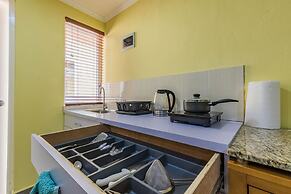 King Size Bed Studio w Pool Close to Beaches