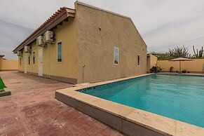 King Size Bed Studio w Pool Close to Beaches