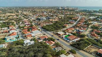 King Size Bed Studio w Pool Close to Beaches