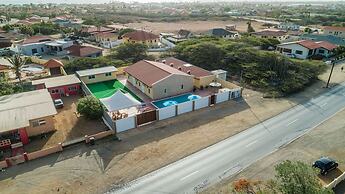 King Size Bed Studio w Pool Close to Beaches