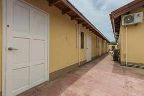 King Size Bed Studio w Pool Close to Beaches