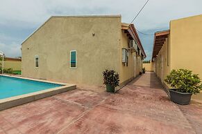 King Size Bed Studio w Pool Close to Beaches