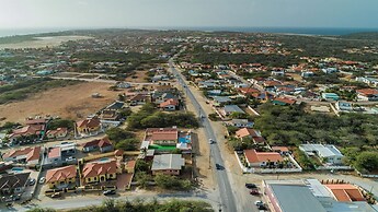 King Size Bed Studio w Pool Close to Beaches